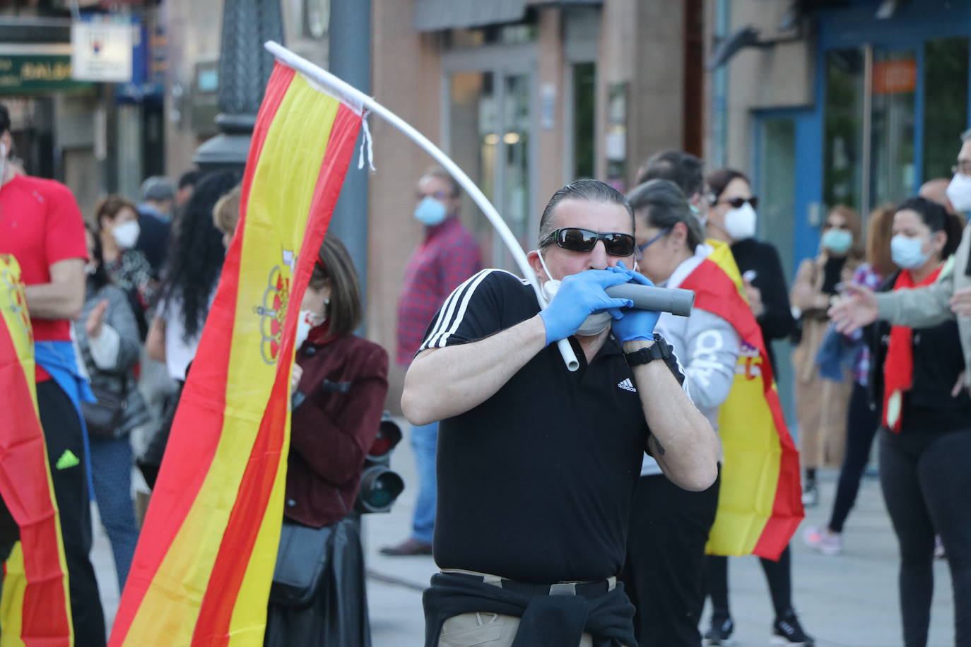 Más de 500 personas se concentraron este sábado, a las 21 horas, en la plaza de Santo Domingo de la capital leonesa para protestar contra el estado de alarma declarado para frenar la incidencia del COVID-19 y pedir la dimisión del Gobierno de España.