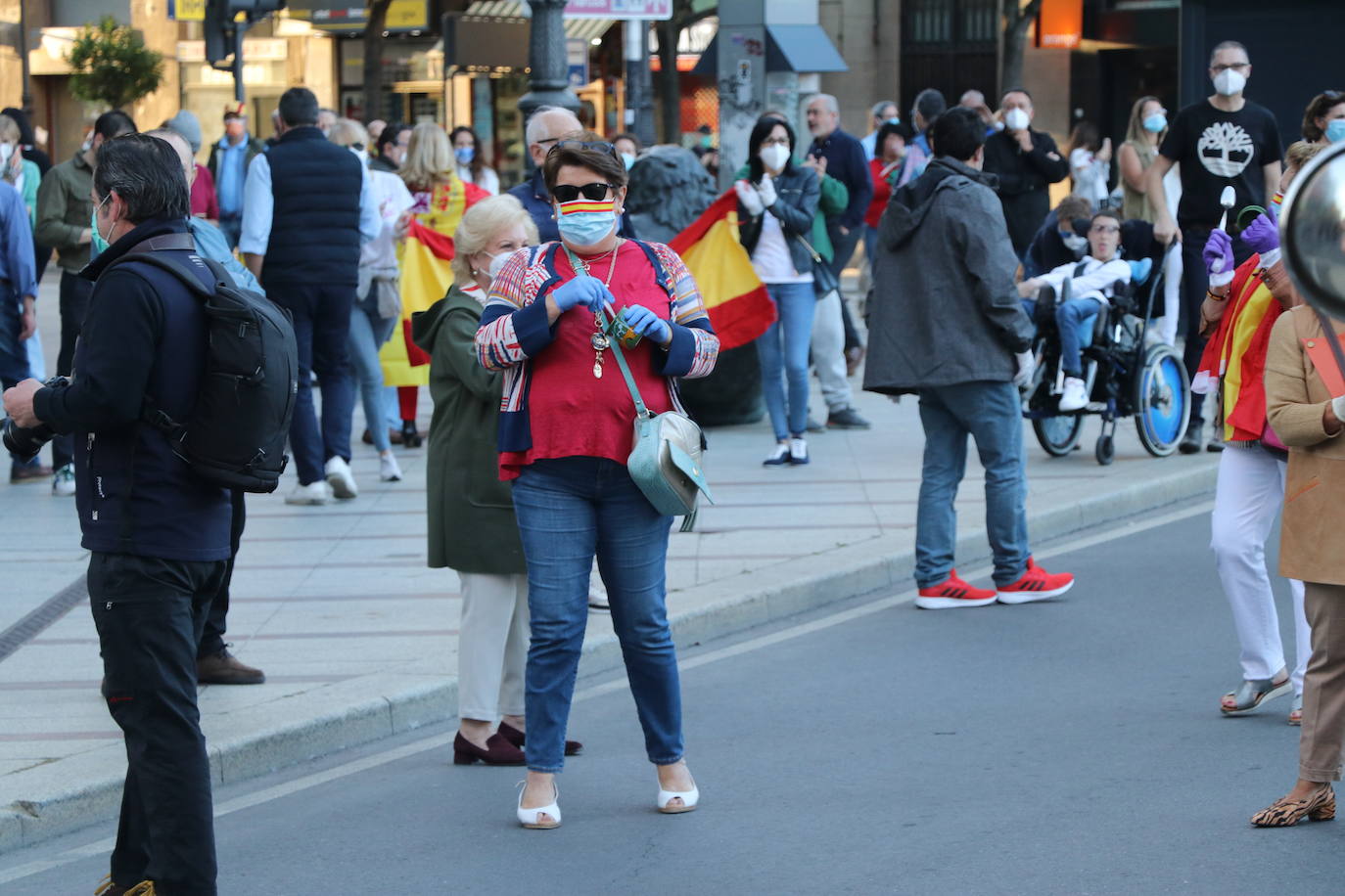 Más de 500 personas se concentraron este sábado, a las 21 horas, en la plaza de Santo Domingo de la capital leonesa para protestar contra el estado de alarma declarado para frenar la incidencia del COVID-19 y pedir la dimisión del Gobierno de España.