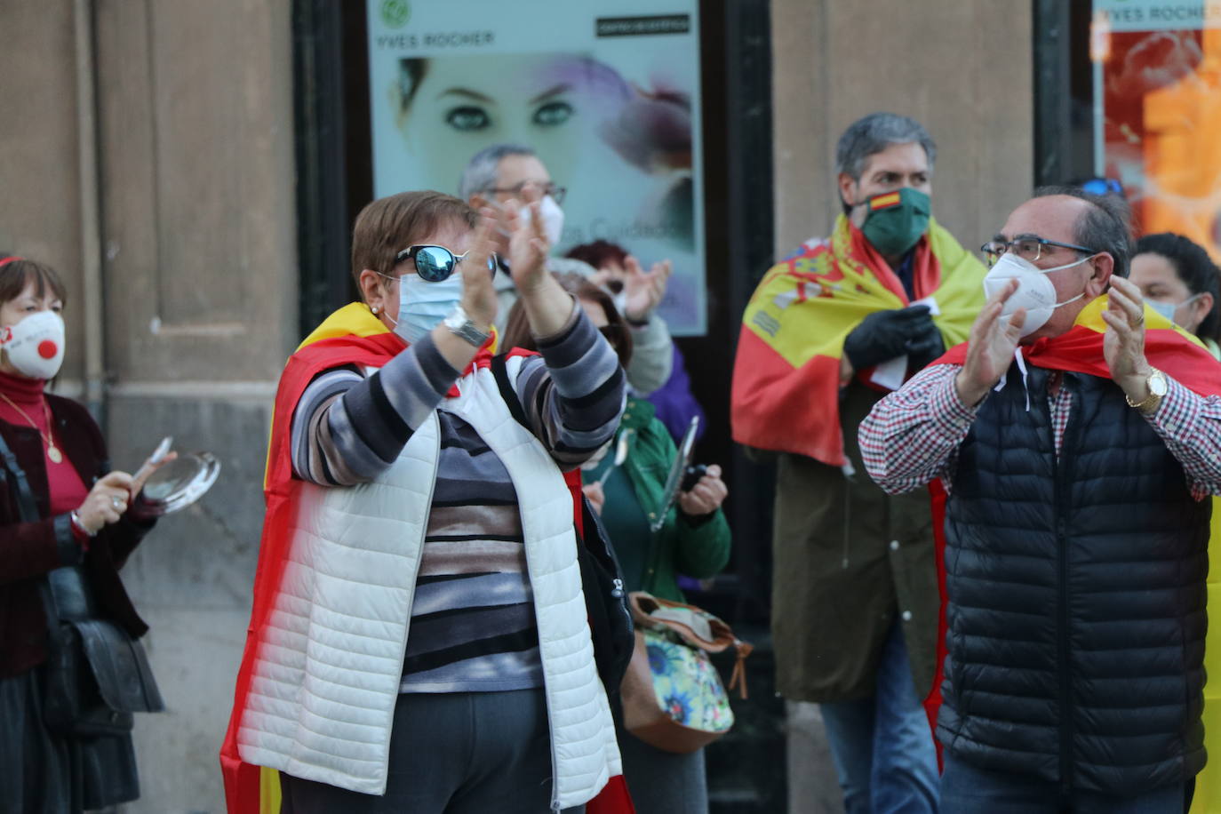 Más de 500 personas se concentraron este sábado, a las 21 horas, en la plaza de Santo Domingo de la capital leonesa para protestar contra el estado de alarma declarado para frenar la incidencia del COVID-19 y pedir la dimisión del Gobierno de España.