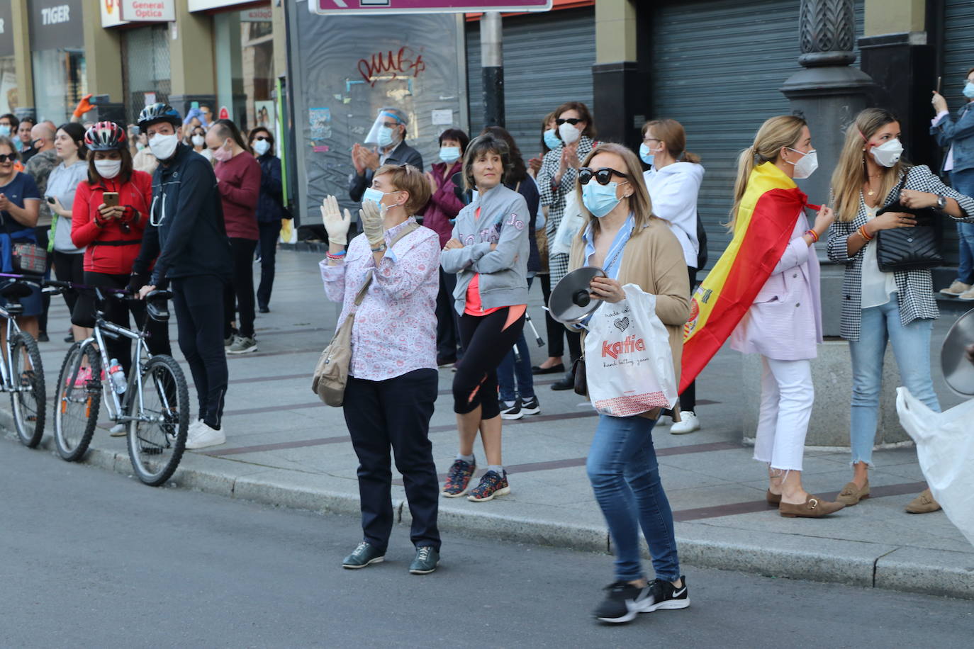 Más de 500 personas se concentraron este sábado, a las 21 horas, en la plaza de Santo Domingo de la capital leonesa para protestar contra el estado de alarma declarado para frenar la incidencia del COVID-19 y pedir la dimisión del Gobierno de España.