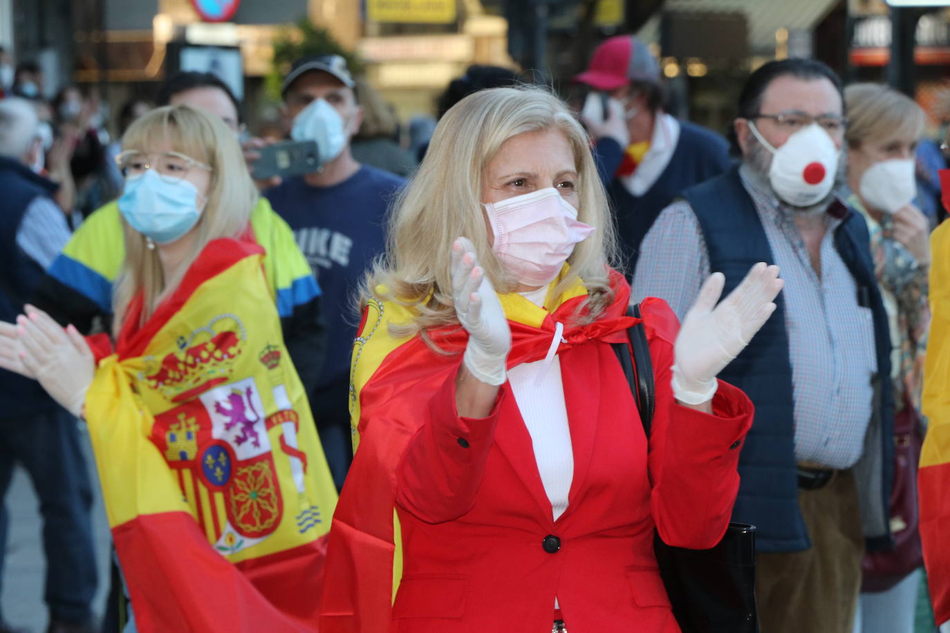 Más de 500 personas se concentraron este sábado, a las 21 horas, en la plaza de Santo Domingo de la capital leonesa para protestar contra el estado de alarma declarado para frenar la incidencia del COVID-19 y pedir la dimisión del Gobierno de España.