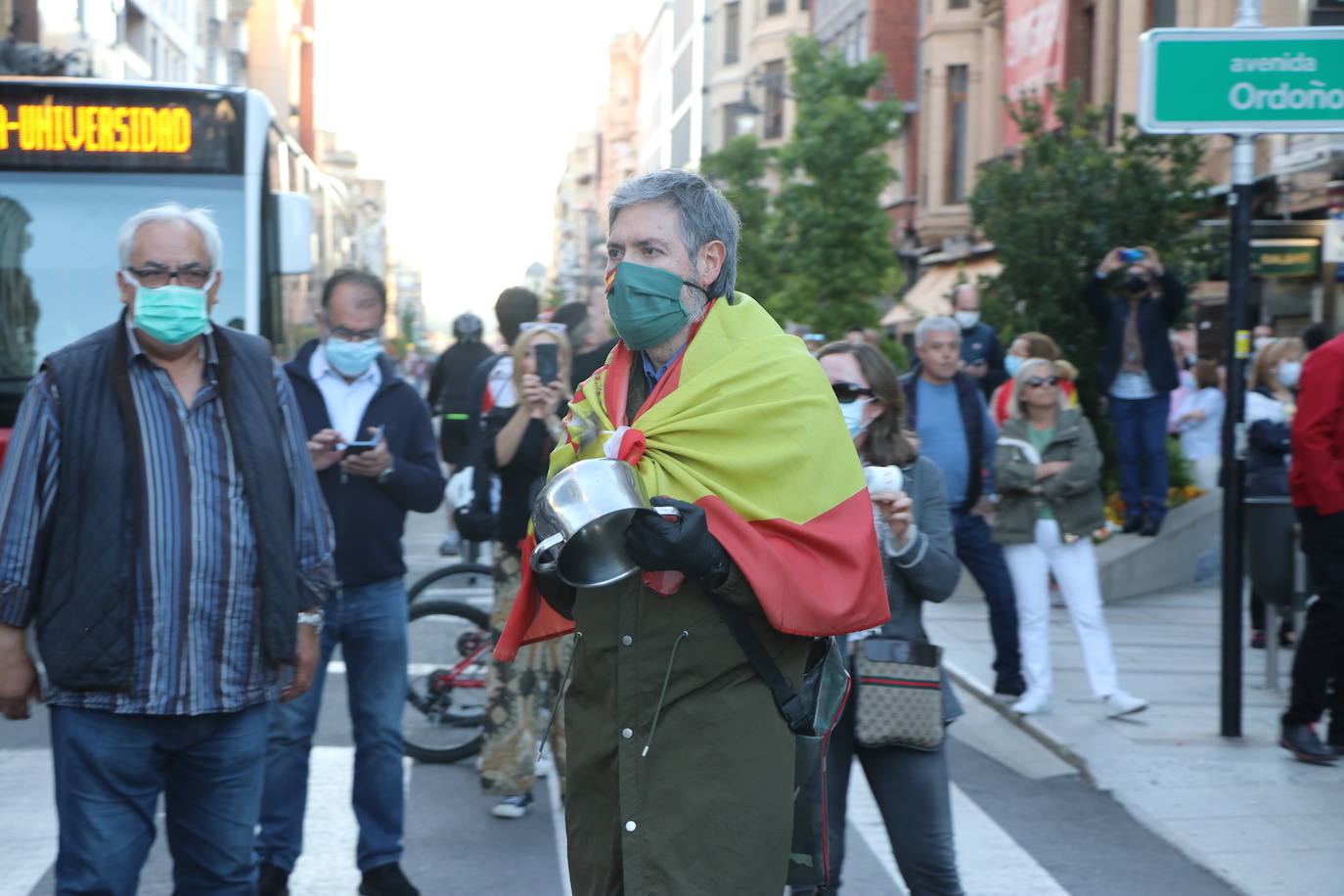 Más de 500 personas se concentraron este sábado, a las 21 horas, en la plaza de Santo Domingo de la capital leonesa para protestar contra el estado de alarma declarado para frenar la incidencia del COVID-19 y pedir la dimisión del Gobierno de España.