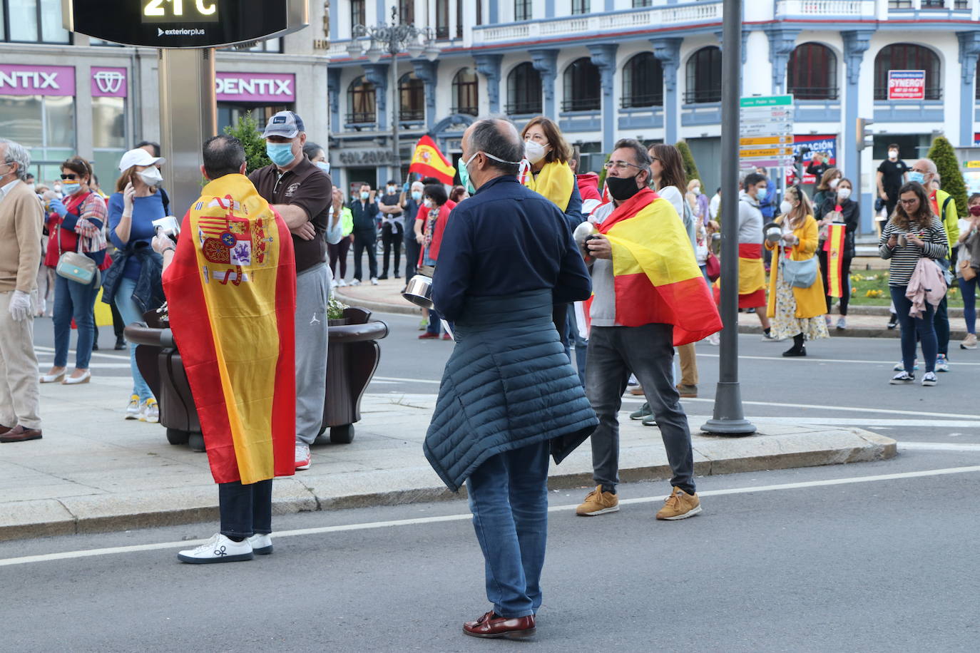 Más de 500 personas se concentraron este sábado, a las 21 horas, en la plaza de Santo Domingo de la capital leonesa para protestar contra el estado de alarma declarado para frenar la incidencia del COVID-19 y pedir la dimisión del Gobierno de España.