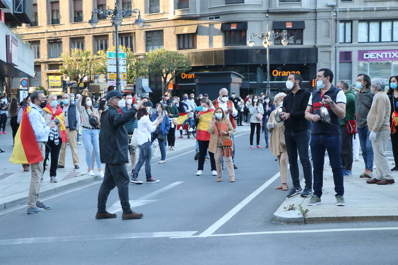 Más de 500 personas se concentraron este sábado, a las 21 horas, en la plaza de Santo Domingo de la capital leonesa para protestar contra el estado de alarma declarado para frenar la incidencia del COVID-19 y pedir la dimisión del Gobierno de España.