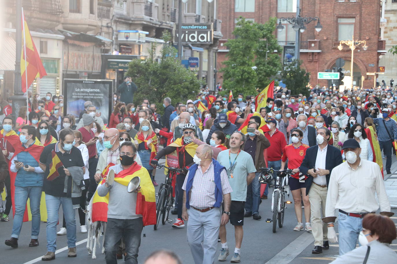 Más de 500 personas se concentraron este sábado, a las 21 horas, en la plaza de Santo Domingo de la capital leonesa para protestar contra el estado de alarma declarado para frenar la incidencia del COVID-19 y pedir la dimisión del Gobierno de España.