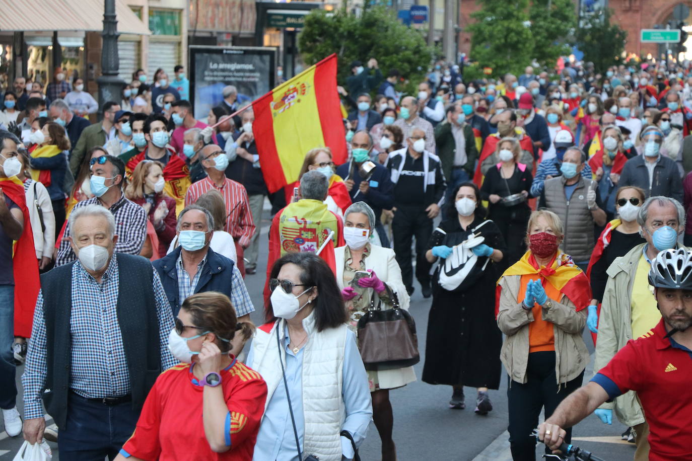 Más de 500 personas se concentraron este sábado, a las 21 horas, en la plaza de Santo Domingo de la capital leonesa para protestar contra el estado de alarma declarado para frenar la incidencia del COVID-19 y pedir la dimisión del Gobierno de España.