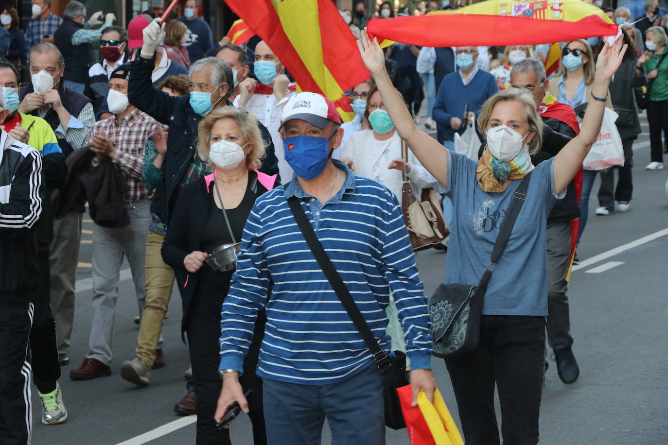 Más de 500 personas se concentraron este sábado, a las 21 horas, en la plaza de Santo Domingo de la capital leonesa para protestar contra el estado de alarma declarado para frenar la incidencia del COVID-19 y pedir la dimisión del Gobierno de España.