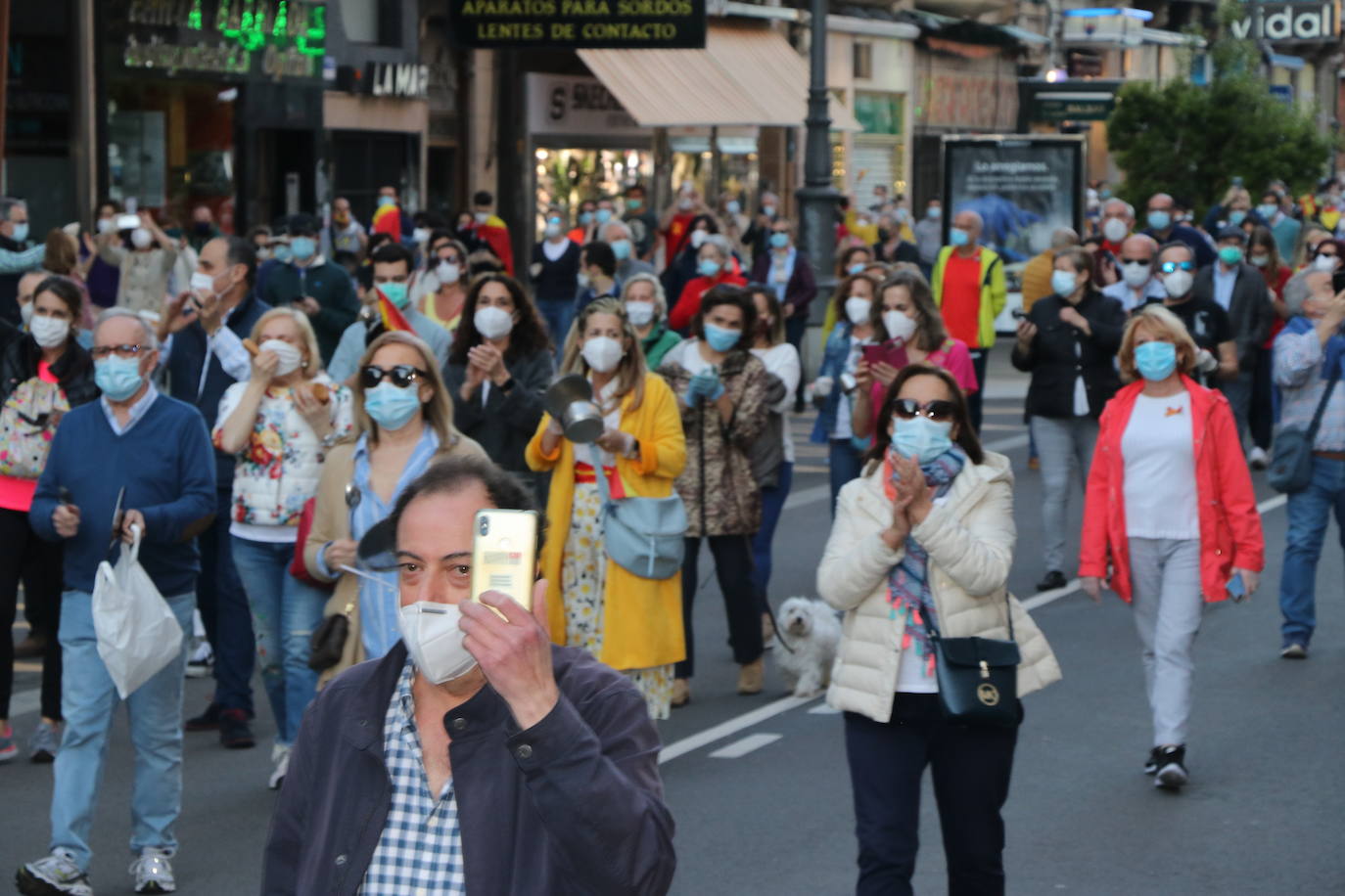 Más de 500 personas se concentraron este sábado, a las 21 horas, en la plaza de Santo Domingo de la capital leonesa para protestar contra el estado de alarma declarado para frenar la incidencia del COVID-19 y pedir la dimisión del Gobierno de España.