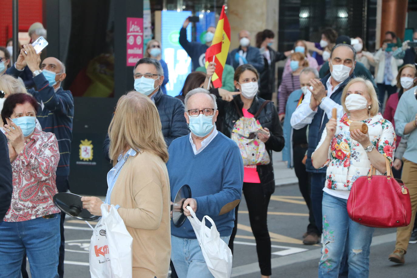 Más de 500 personas se concentraron este sábado, a las 21 horas, en la plaza de Santo Domingo de la capital leonesa para protestar contra el estado de alarma declarado para frenar la incidencia del COVID-19 y pedir la dimisión del Gobierno de España.