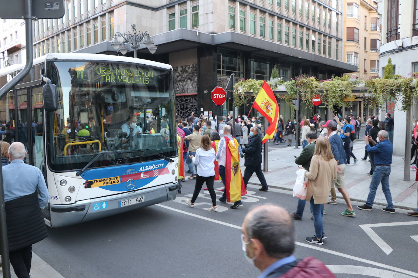 Más de 500 personas se concentraron este sábado, a las 21 horas, en la plaza de Santo Domingo de la capital leonesa para protestar contra el estado de alarma declarado para frenar la incidencia del COVID-19 y pedir la dimisión del Gobierno de España.