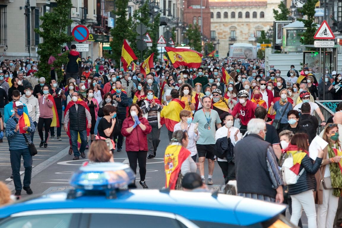 Más de 500 personas se concentraron este sábado, a las 21 horas, en la plaza de Santo Domingo de la capital leonesa para protestar contra el estado de alarma declarado para frenar la incidencia del COVID-19 y pedir la dimisión del Gobierno de España.