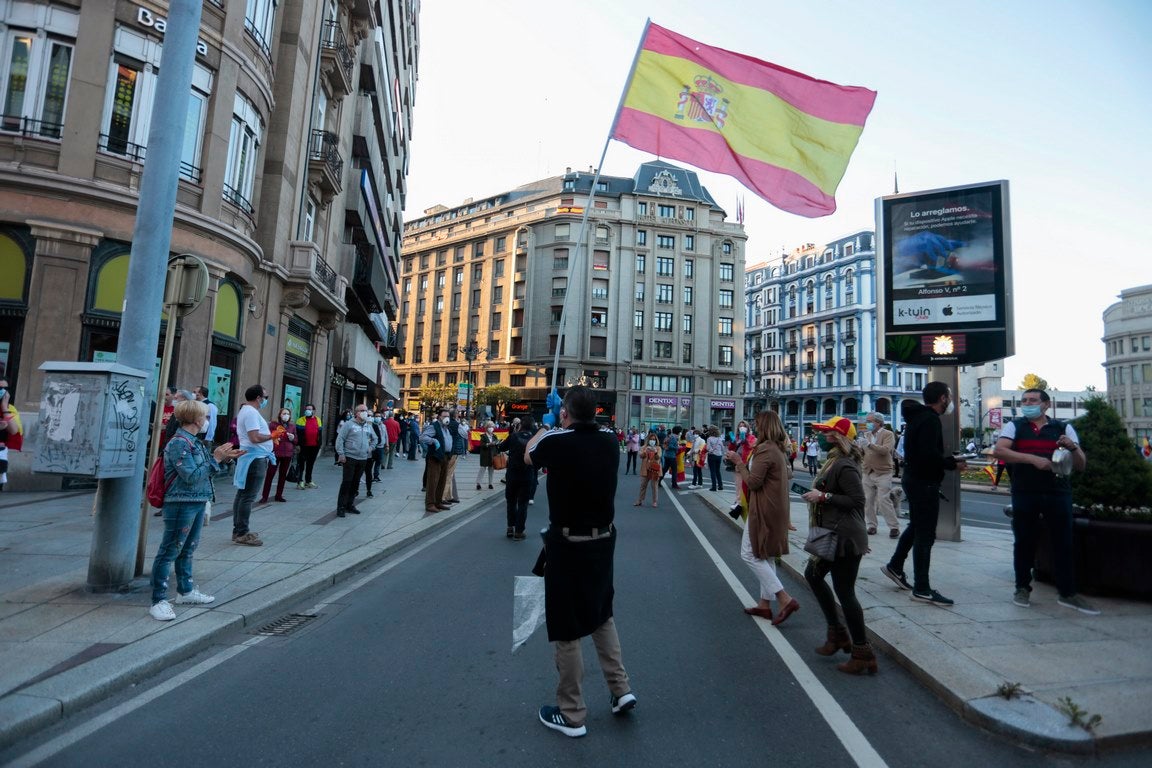 Más de 500 personas se concentraron este sábado, a las 21 horas, en la plaza de Santo Domingo de la capital leonesa para protestar contra el estado de alarma declarado para frenar la incidencia del COVID-19 y pedir la dimisión del Gobierno de España.