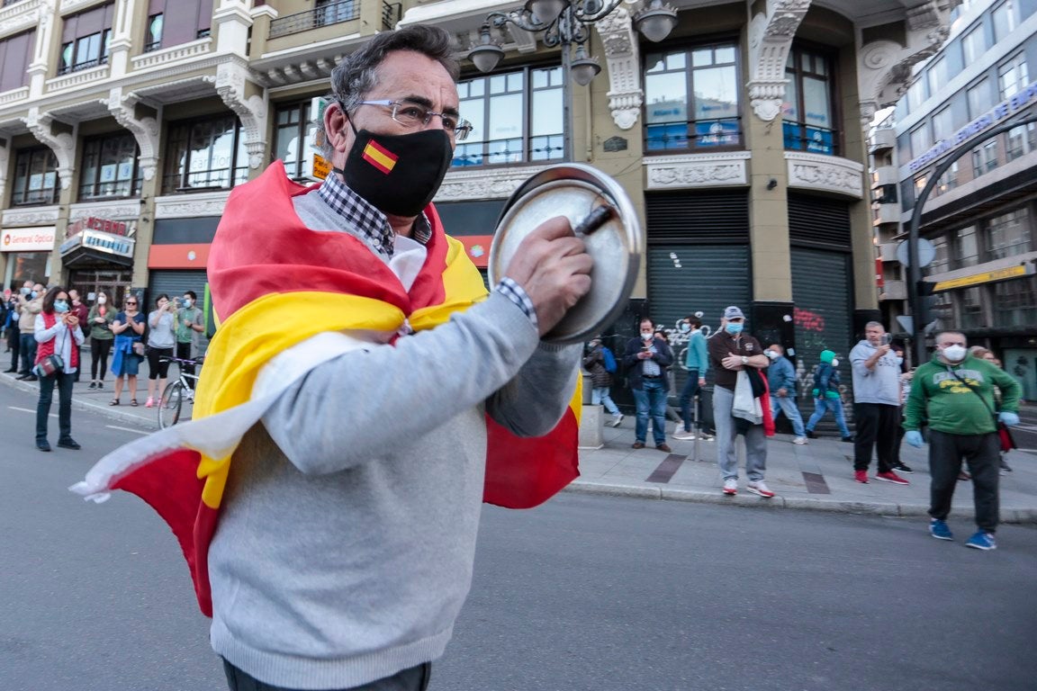 Más de 500 personas se concentraron este sábado, a las 21 horas, en la plaza de Santo Domingo de la capital leonesa para protestar contra el estado de alarma declarado para frenar la incidencia del COVID-19 y pedir la dimisión del Gobierno de España.