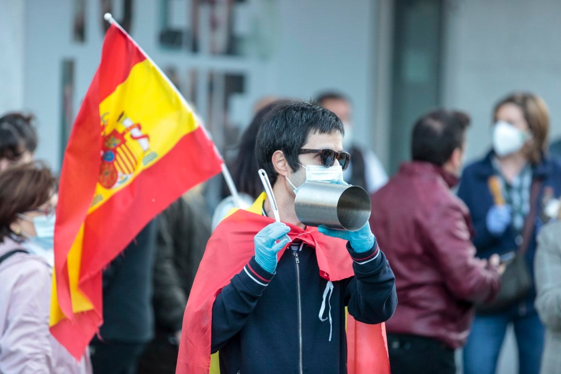 Más de 500 personas se concentraron este sábado, a las 21 horas, en la plaza de Santo Domingo de la capital leonesa para protestar contra el estado de alarma declarado para frenar la incidencia del COVID-19 y pedir la dimisión del Gobierno de España.