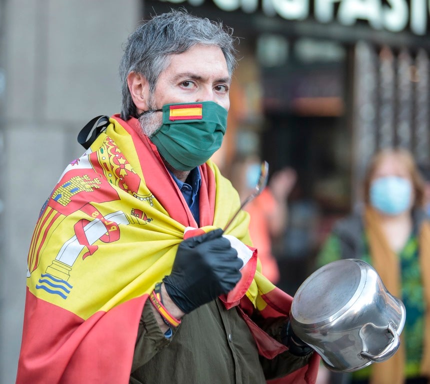 Más de 500 personas se concentraron este sábado, a las 21 horas, en la plaza de Santo Domingo de la capital leonesa para protestar contra el estado de alarma declarado para frenar la incidencia del COVID-19 y pedir la dimisión del Gobierno de España.