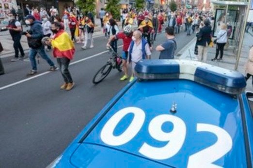 Más de 500 personas se concentraron este sábado, a las 21 horas, en la plaza de Santo Domingo de la capital leonesa para protestar contra el estado de alarma declarado para frenar la incidencia del COVID-19 y pedir la dimisión del Gobierno de España.