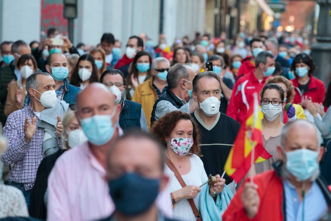 Más de 500 personas se concentraron este sábado, a las 21 horas, en la plaza de Santo Domingo de la capital leonesa para protestar contra el estado de alarma declarado para frenar la incidencia del COVID-19 y pedir la dimisión del Gobierno de España.