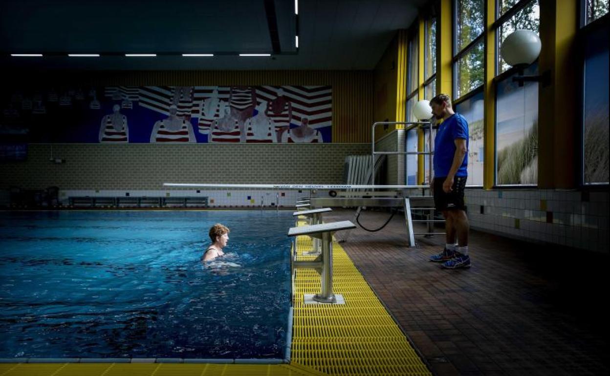 Una mujer realiza gimnasia acuática en una piscina cubierta en Alkmaar (Holanda) 