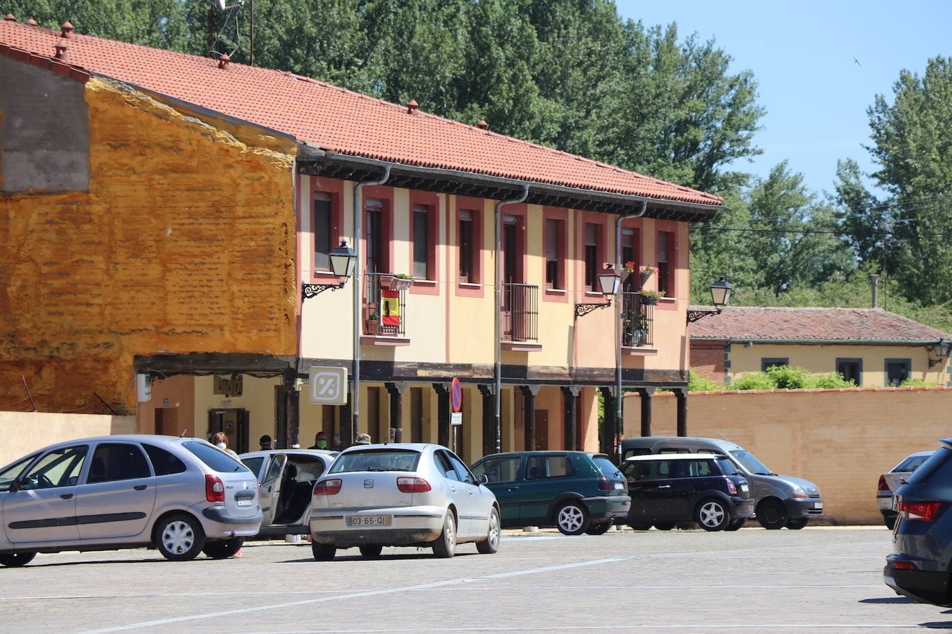 Fotos: Mansilla de las Mulas recibe la fase 1 con escepticismo