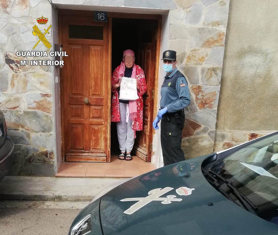 Fotos: La Guardia Civil de León lleva a cabo entregas de material escolar y material sanitario durante el Estado de Alarma