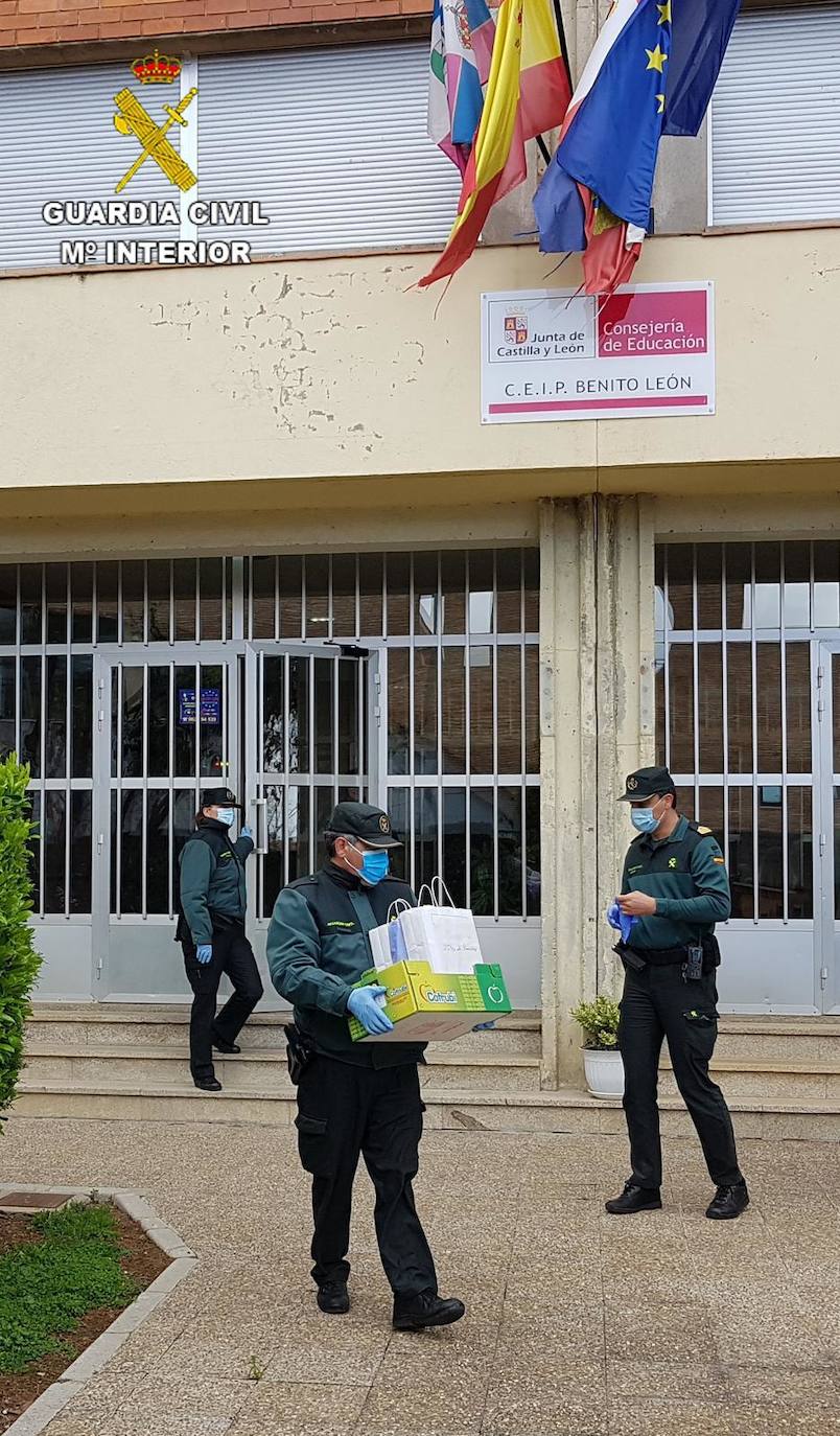 Fotos: La Guardia Civil de León lleva a cabo entregas de material escolar y material sanitario durante el Estado de Alarma