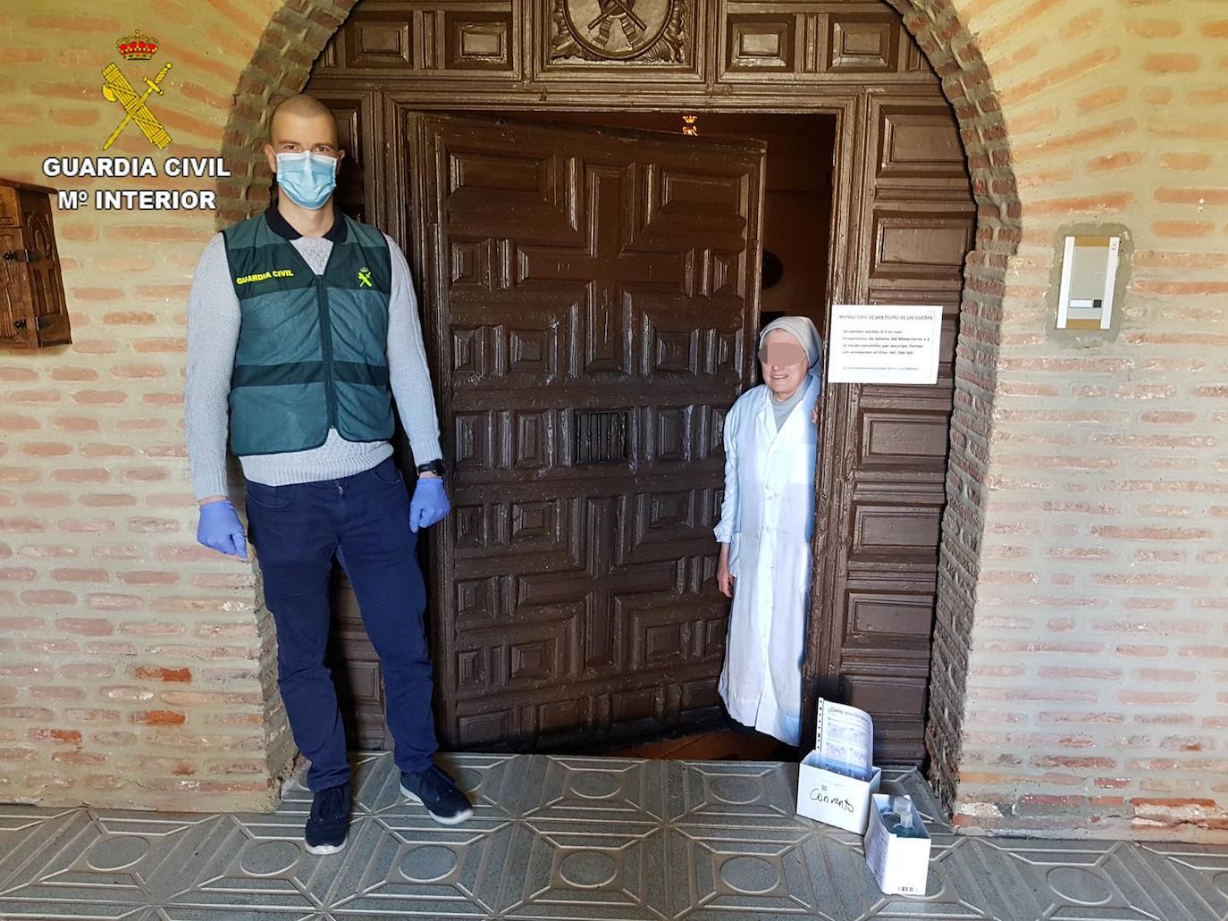 Fotos: La Guardia Civil de León lleva a cabo entregas de material escolar y material sanitario durante el Estado de Alarma