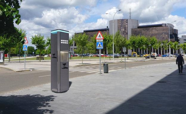 Montaje de un dispensador INOX de gel hidroalcóholico en plena calle de la capital leonesa.