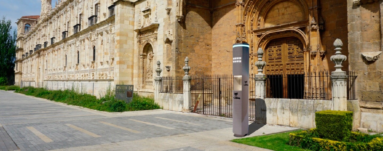 Montaje de un dispensador INOX de gel hidroalcóholico en plena calle de la capital leonesa