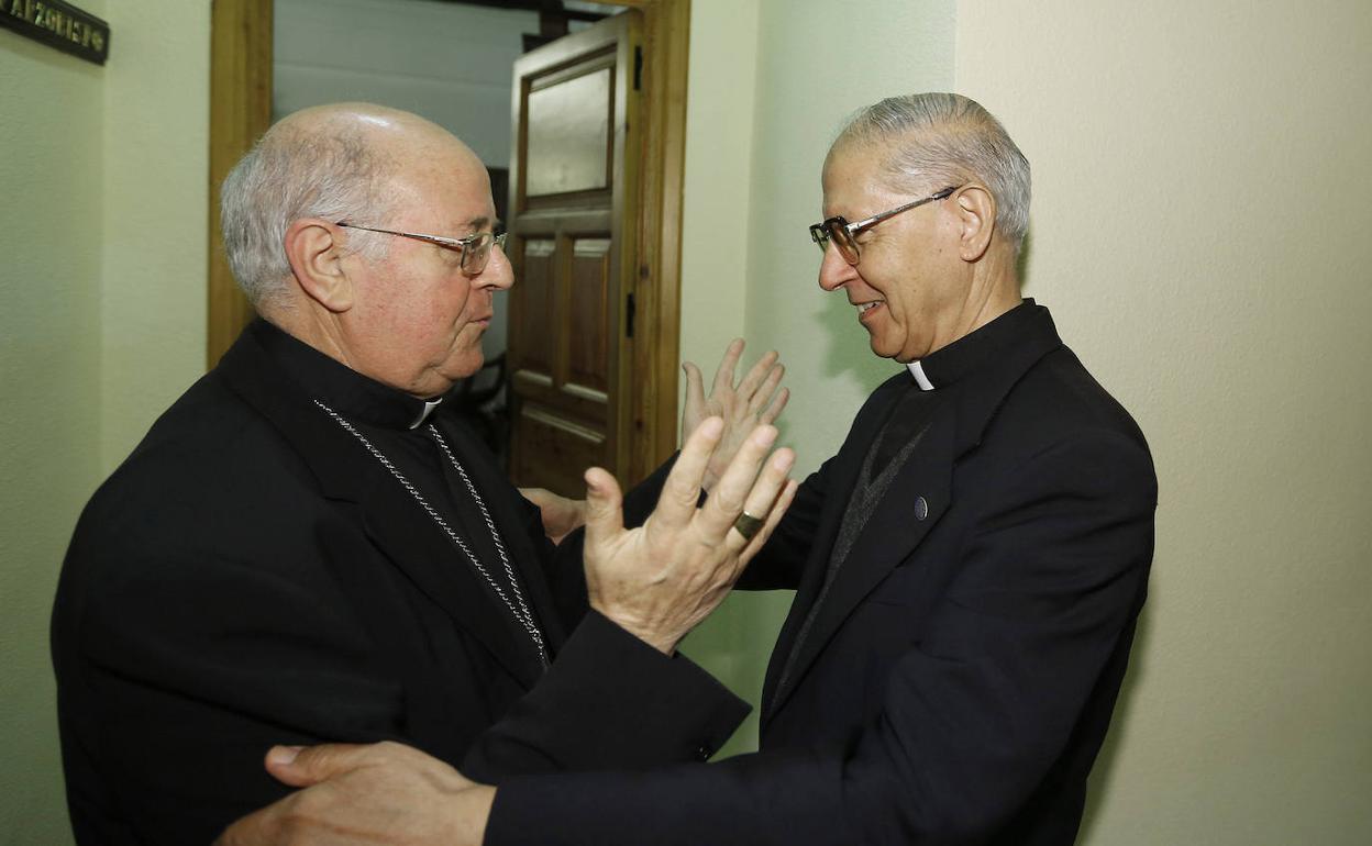 Adolfo Nicolás (decha.), en 2013 como superior de los jesuitas, junto al entonces arzobispo de Valladolid, Ricardo Blazquez.