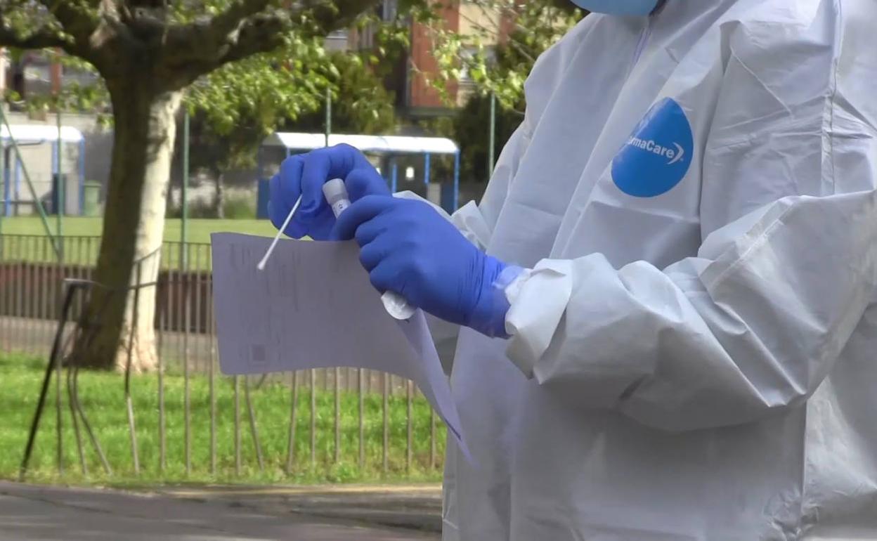 Un sanitario registra una muestra prescrita por los centros de salud.