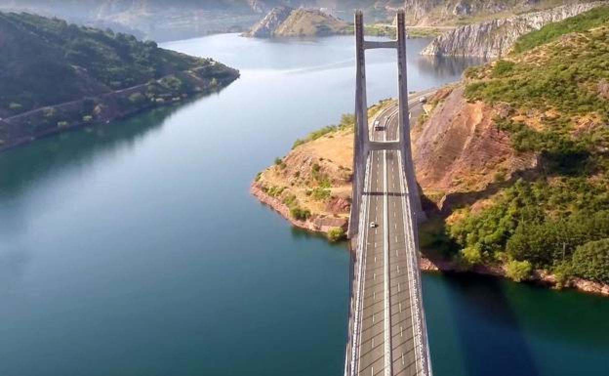 Vista aérea del embalse de Barrios de Luna. 