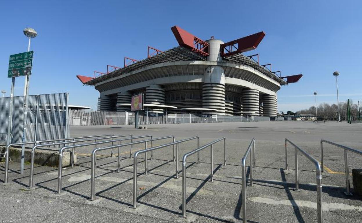 Vista exterior del estadio de San Siro. 