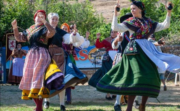 El grupo Andadura de León, durante un recital.
