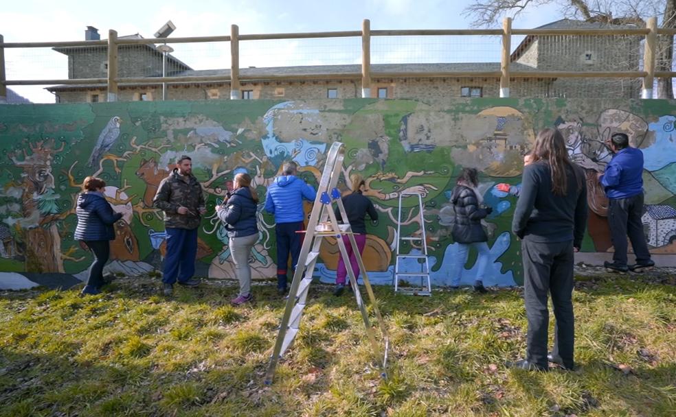 Lolo frente a uno de los murales que ha pintado en la provincia de León.