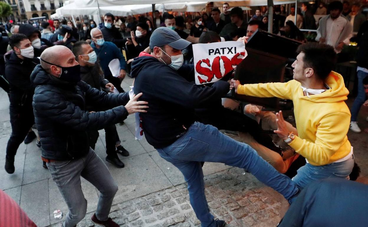 Forcejeos entre los concentrados en apoyo del etarra Patxi Ruiz y varios ciudadanos que les increparon.