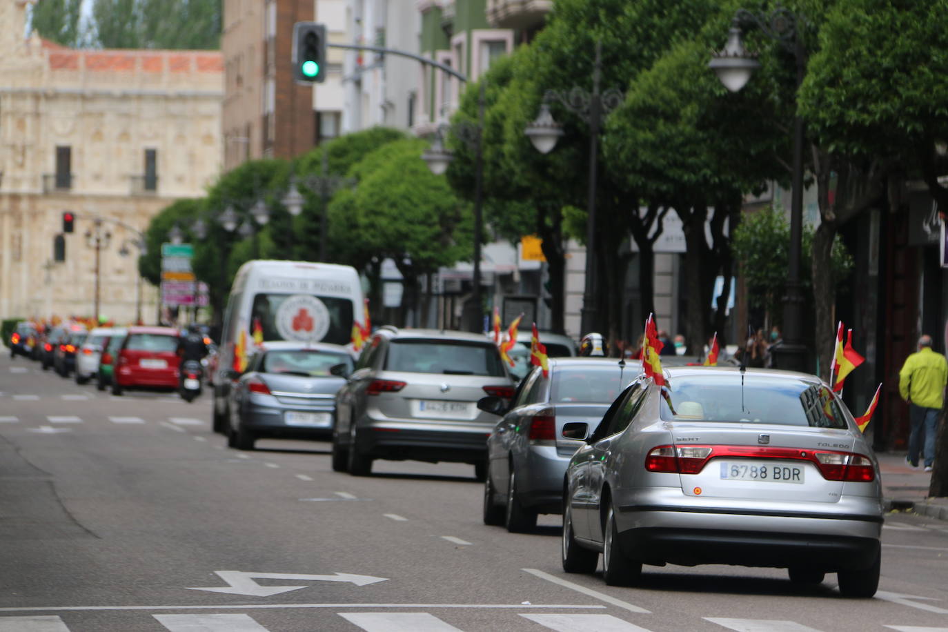 La marcha en automóvil propuesta por el partido de Abascal colapsa el centro de la ciudad durante media hora