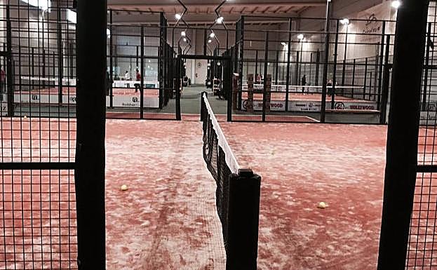 Vista de una pista de pádel. 