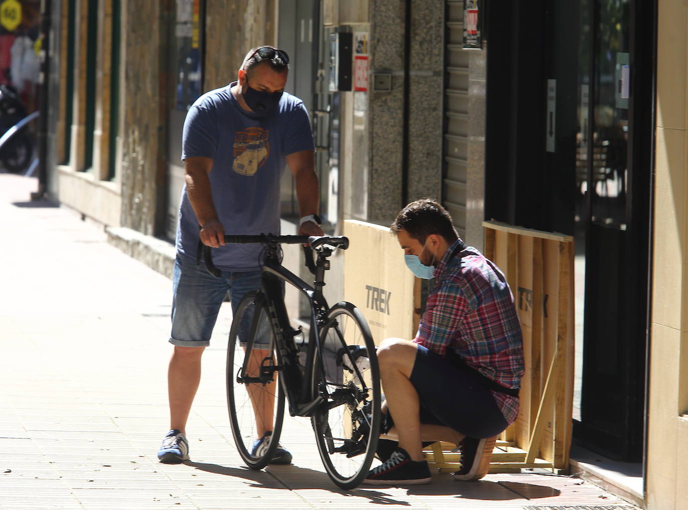 Un recorrido en fotografías por la localidad de Ponferrada, que inicia la segunda semana en 'fase 1' de la desescalada.