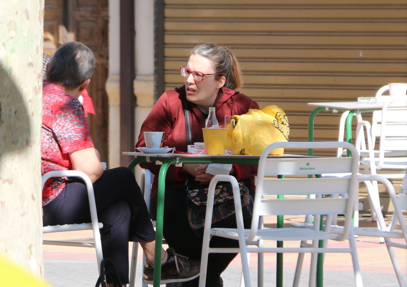 La capital, de la mano de toda la provincia, despierta con numerosos hosteleros realizando trabajos de instalación de sus terrazas, en las que no podrá haber ni cartas de menú ni periódicos de papel ni servilleteros | Museos, templos y condiciones de movilidad varían en el estreno de la 'fase 1'.