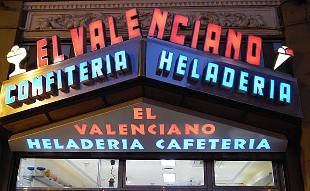 Fachada de la Heladería El Valenciano en la plaza de Santo Domingo.