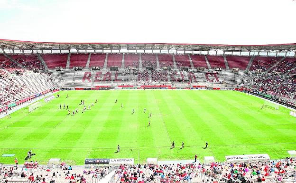 Aspecto de Nueva Condomina, estadio ahora llamado Enrique Roca, en un partido del Real Murcia.