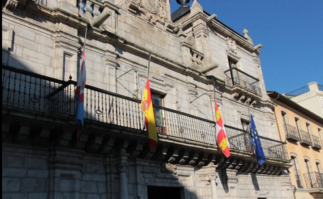 Banderas a media asta en el balcón del Ayuntamiento de Ponferrada.