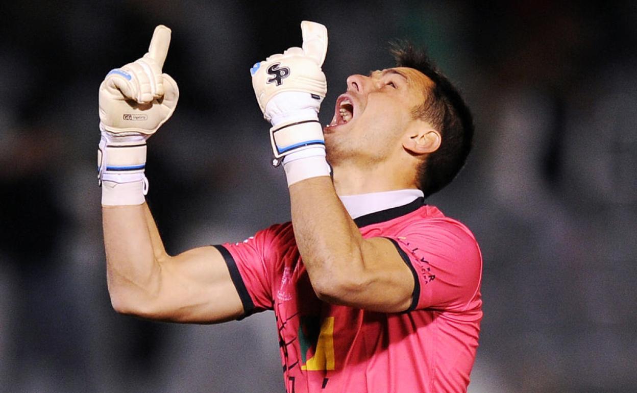 René celebra un triunfo con su anterior equipo.