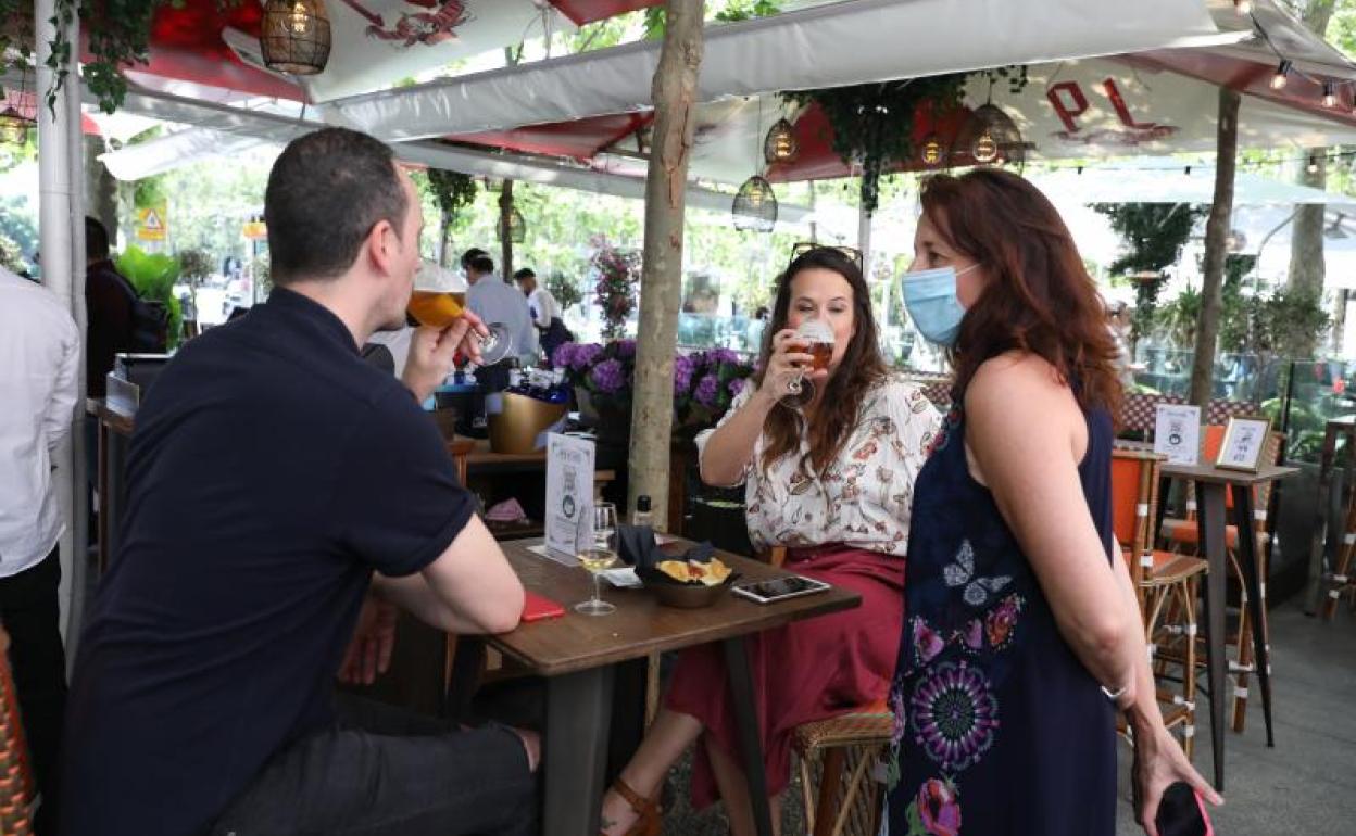 Clientes sentados en una céntrica terraza madrileña en el primer día de la Fase 1.