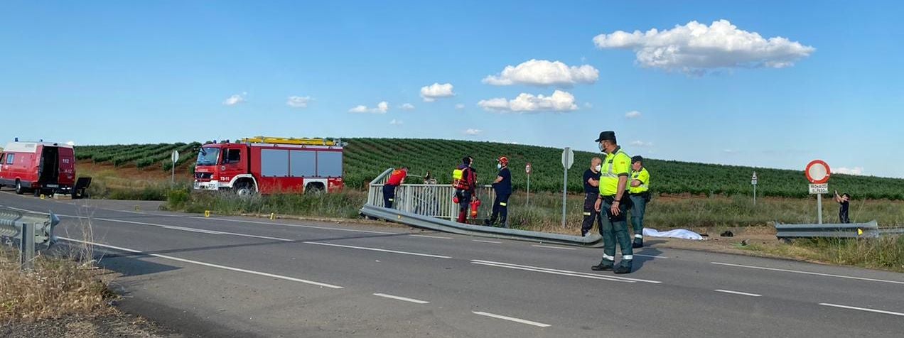 Vecinos de la zona lograron extraer al ocupante del vehículo pero no pudieron salvar su vida | Hasta el lugar se desplazaron efectivos de Guardia Civil, Emergencias Sacyl y Bomberos León. 