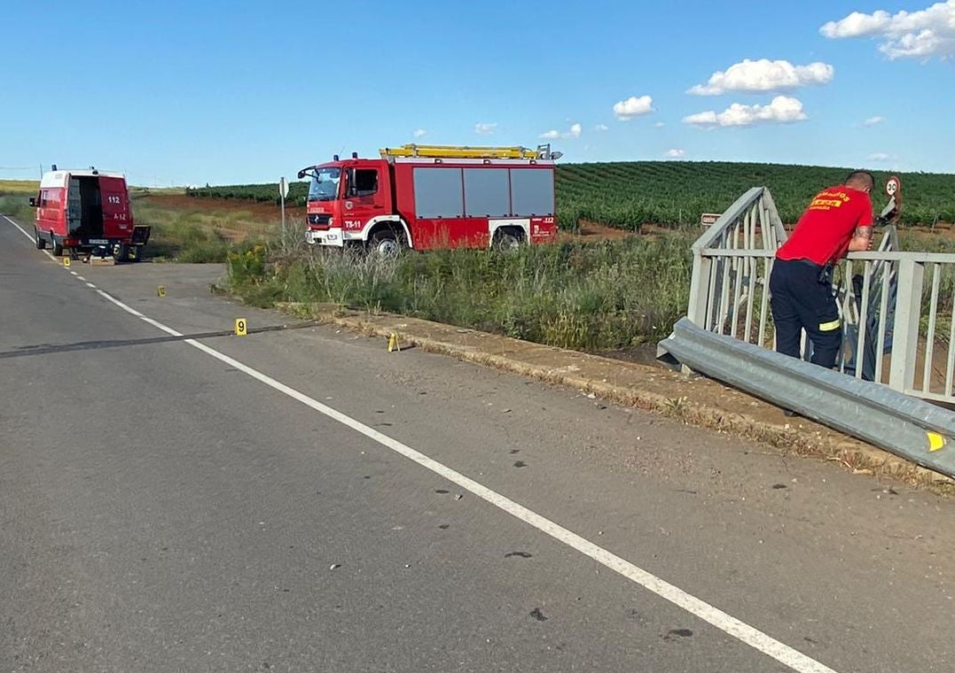 Vecinos de la zona lograron extraer al ocupante del vehículo pero no pudieron salvar su vida | Hasta el lugar se desplazaron efectivos de Guardia Civil, Emergencias Sacyl y Bomberos León. 