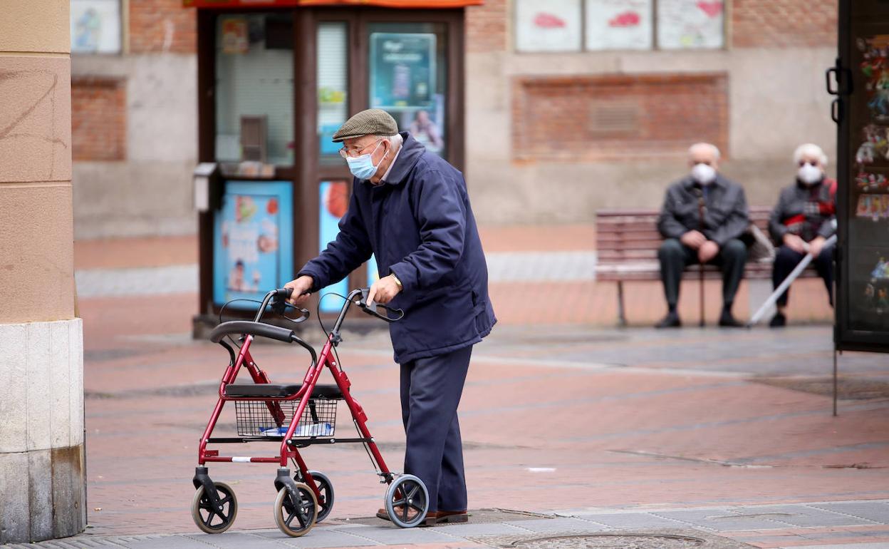 Un hombre mayor, durante su paseo.