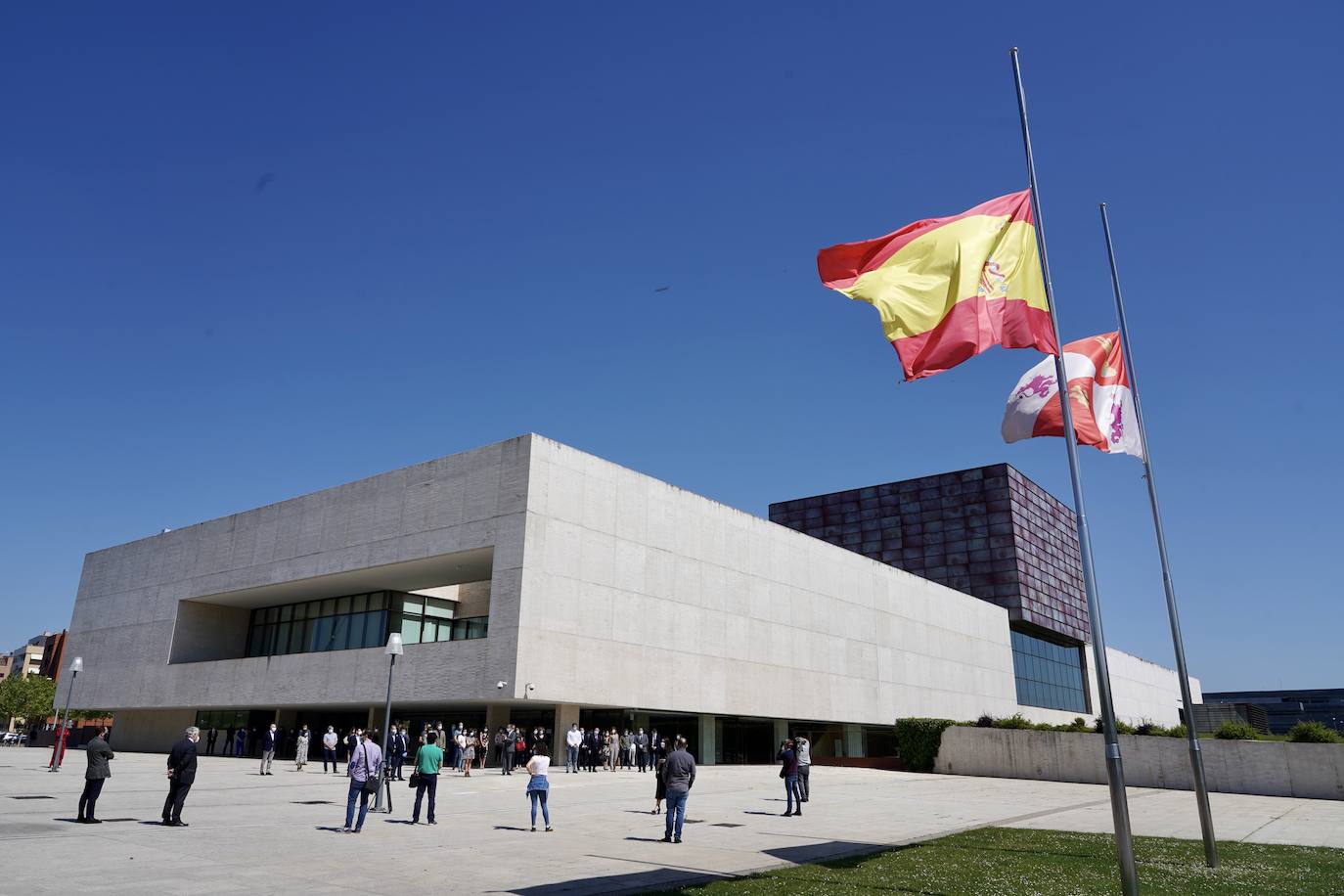 Las administraciones, como las Cortes, la Junta y la Delegación del Gobierno, también muestran sus condolencias.