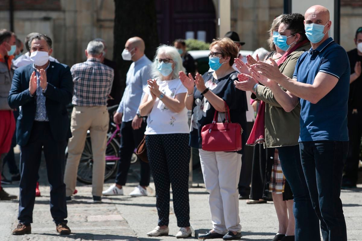 Las instituciones de la capital paran para homenajear a los fallecidos a causa de la pandemia global.