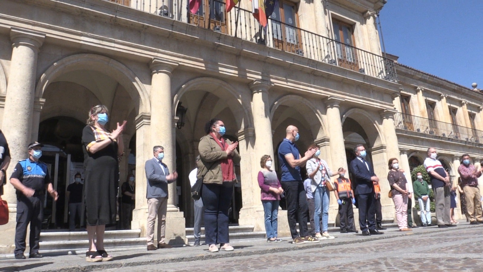 Las instituciones de la capital paran para homenajear a los fallecidos a causa de la pandemia global.